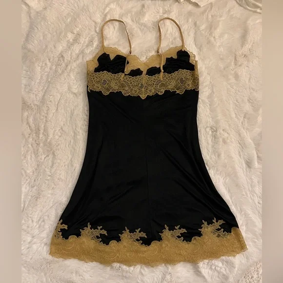 Natori Women's Enchant silky Slip Chemise with lace detail and adjustable straps - Picture 2 of 4